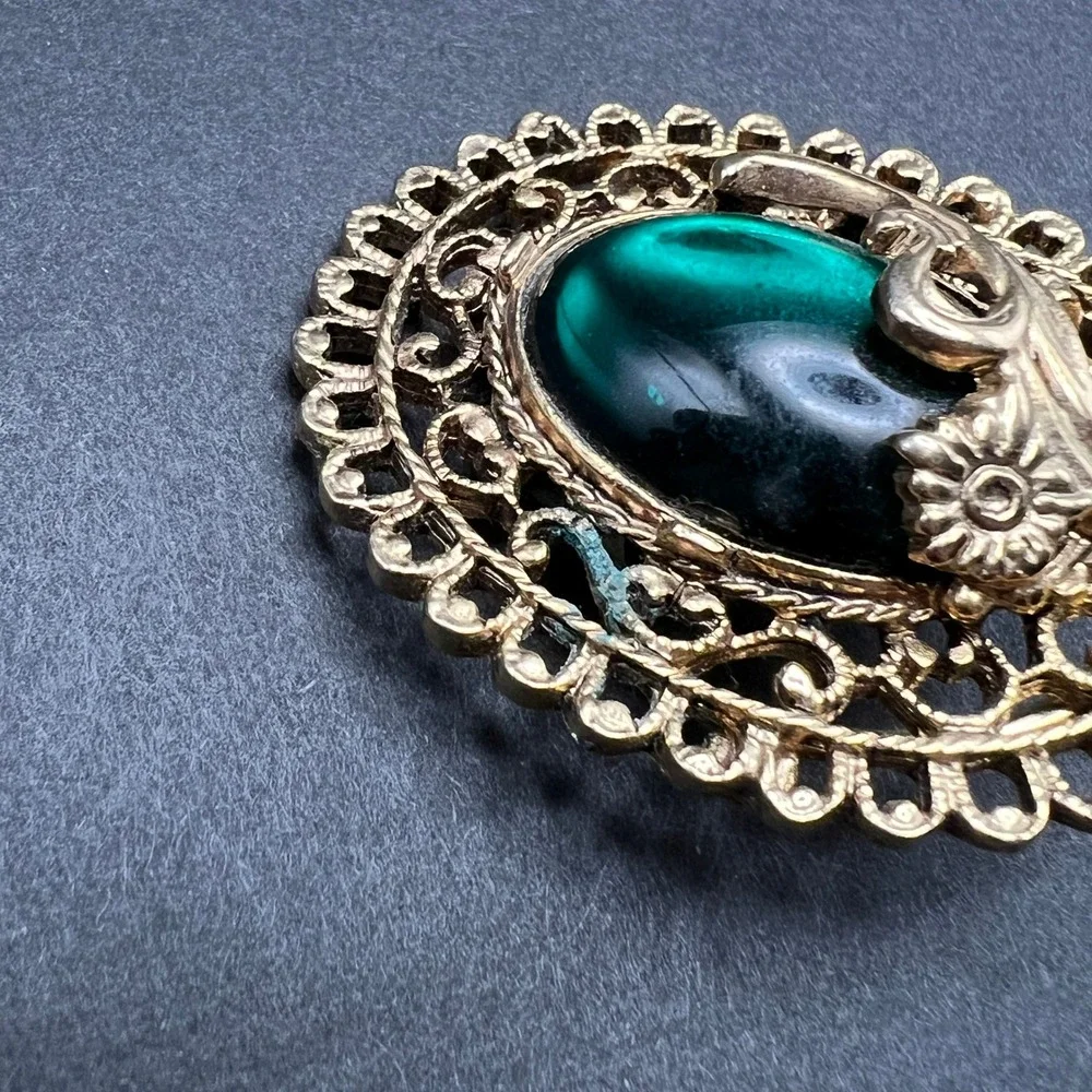VTG Floral Filigree Scarf Clip Gold Tone Green Cabochon Oval Victorian Romantic